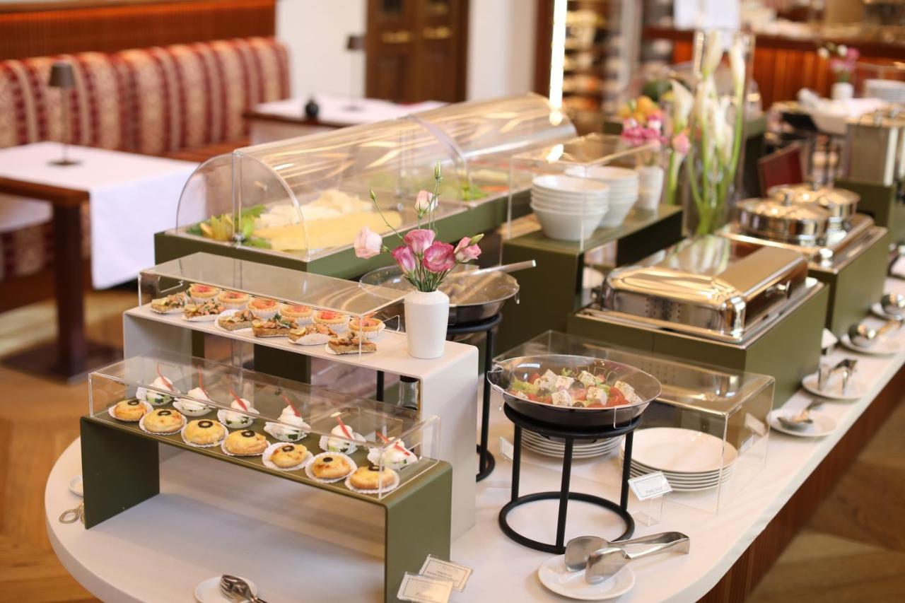 فندق غراند يريفان - سموول لكجري هوتيلز أوف ذا وورلد المظهر الخارجي الصورة A buffet at a hotel