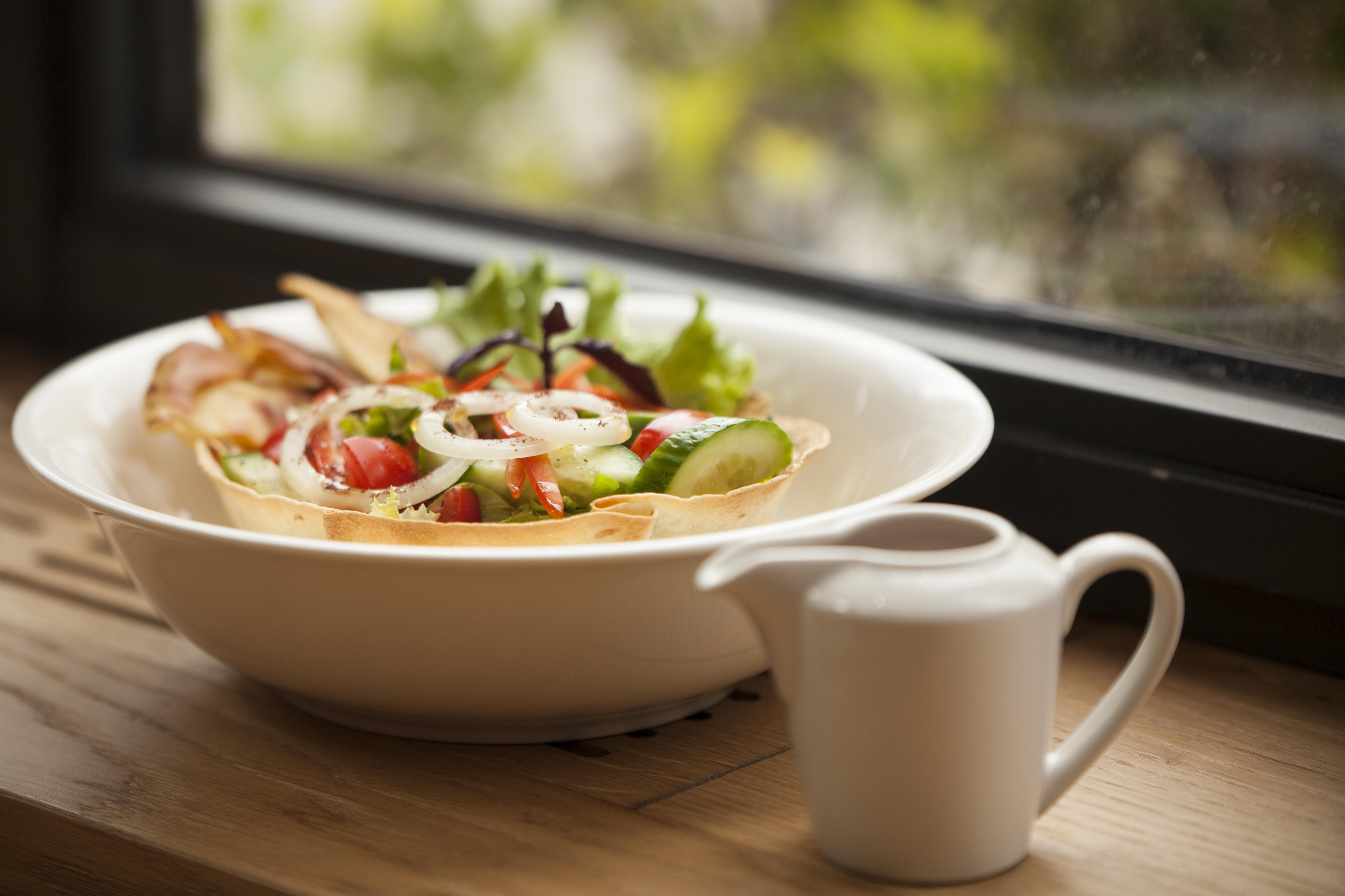 فندق غراند يريفان - سموول لكجري هوتيلز أوف ذا وورلد المظهر الخارجي الصورة A salad with a small jug of dressing