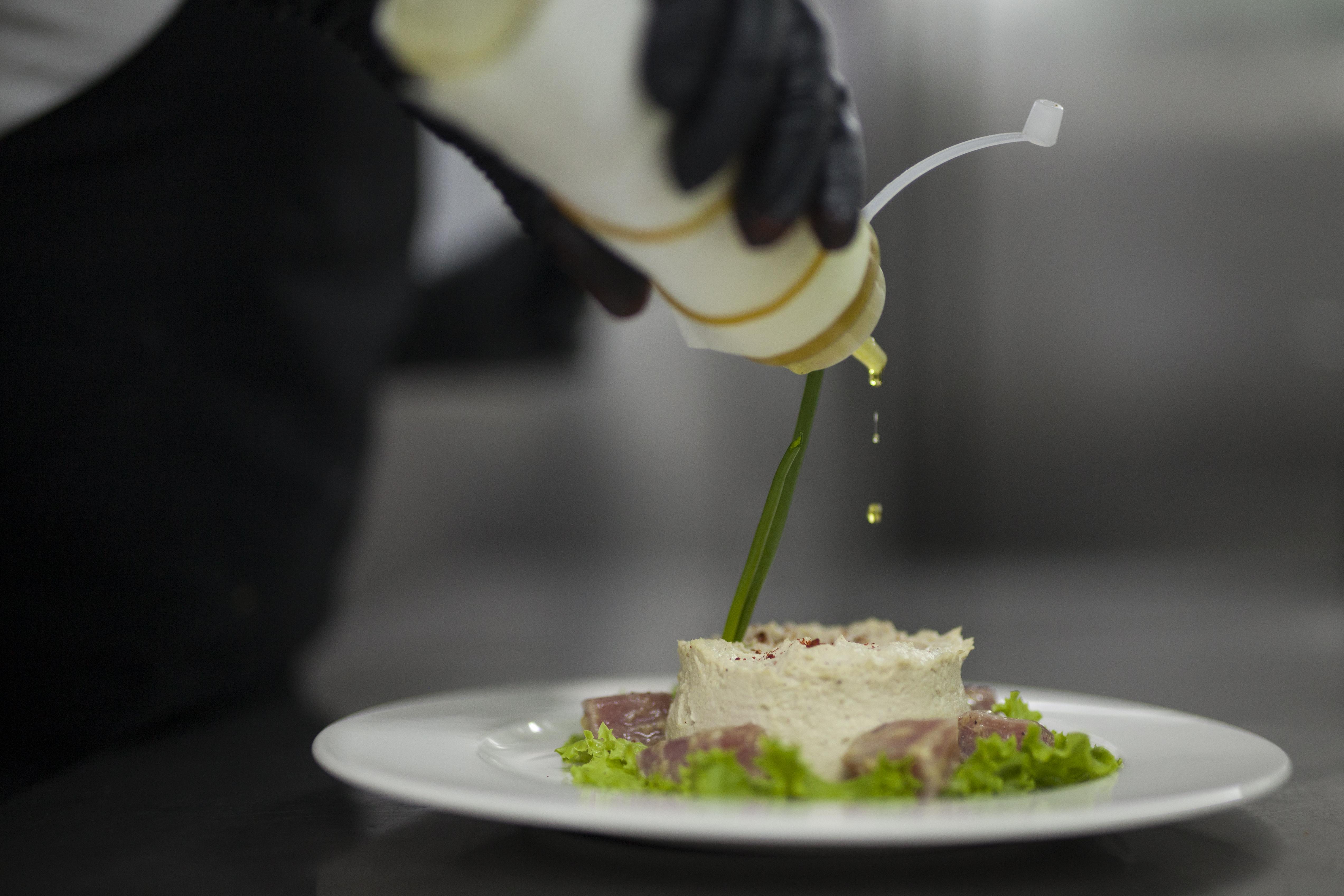 فندق غراند يريفان - سموول لكجري هوتيلز أوف ذا وورلد المظهر الخارجي الصورة A chef finishing a dish