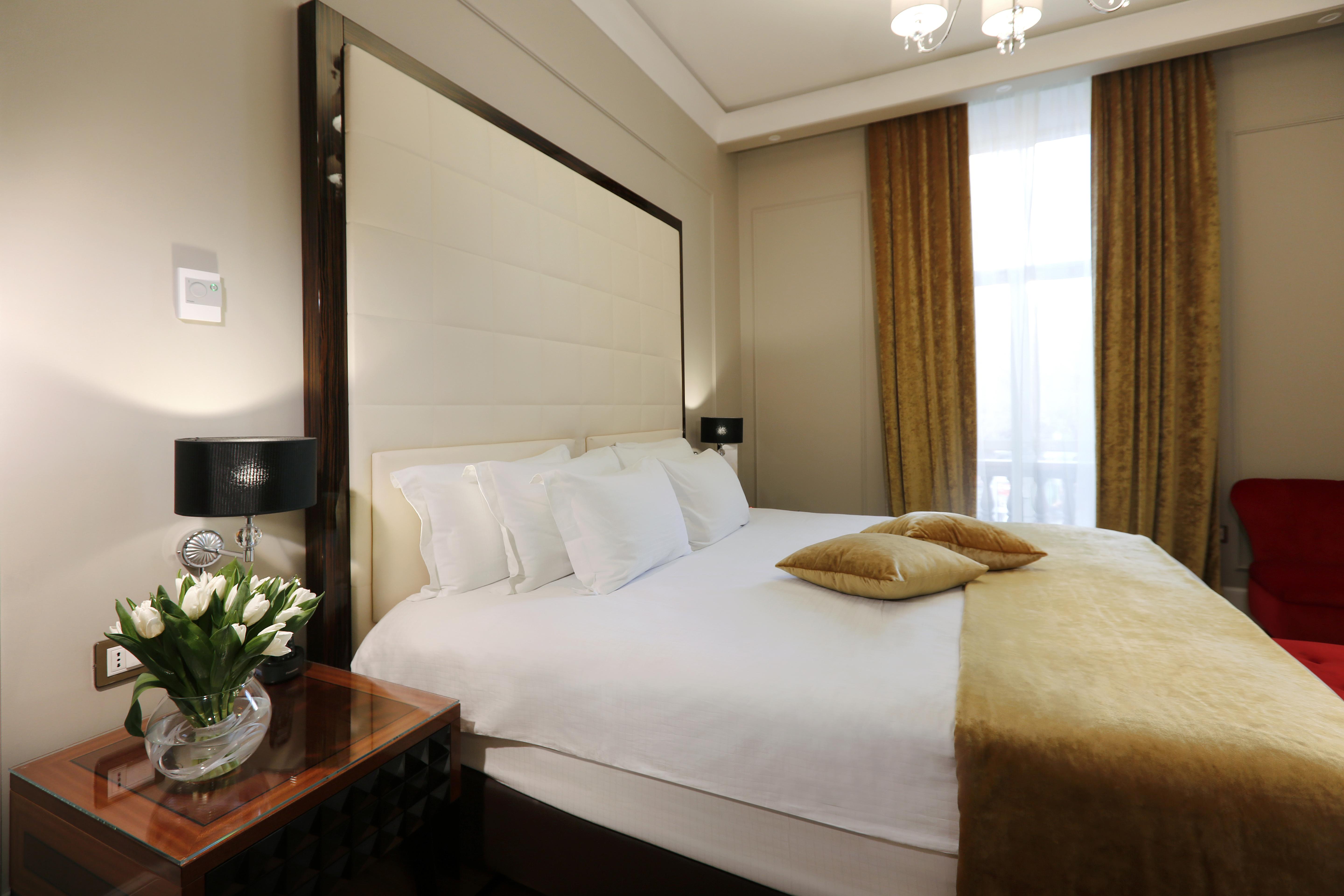 فندق غراند يريفان - سموول لكجري هوتيلز أوف ذا وورلد المظهر الخارجي الصورة A bedroom at the hotel