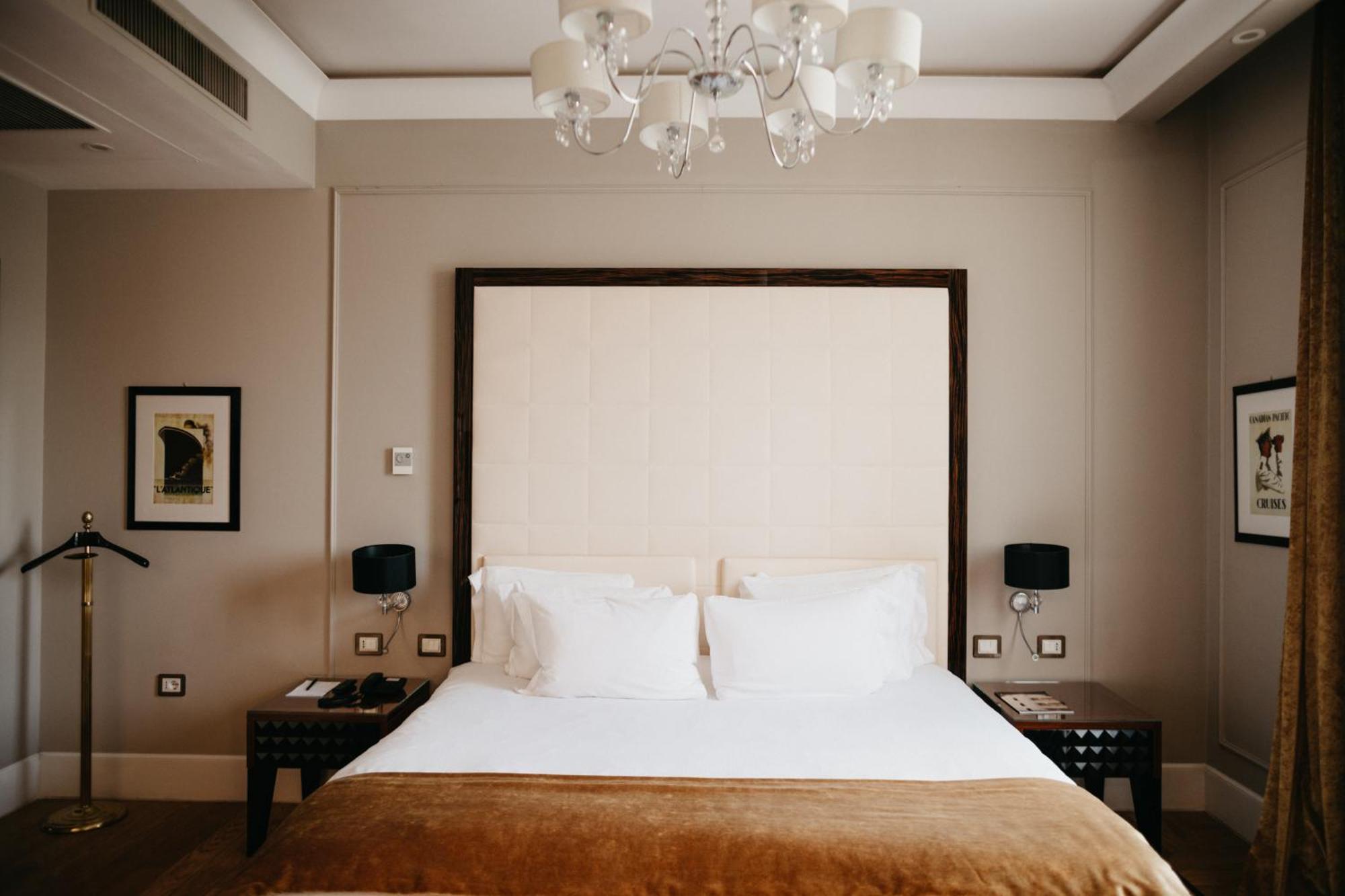 فندق غراند يريفان - سموول لكجري هوتيلز أوف ذا وورلد المظهر الخارجي الصورة A bedroom at the hotel